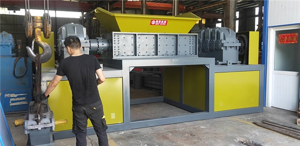 福建某客戶購買塑料撕碎機 
